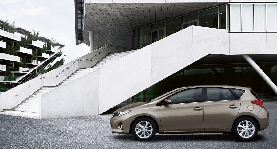  Toyota Auris 2012 года  (фото 11 из 17)